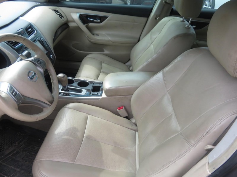 Nissan Altima Vehicle Full-screen Gallery Image 05