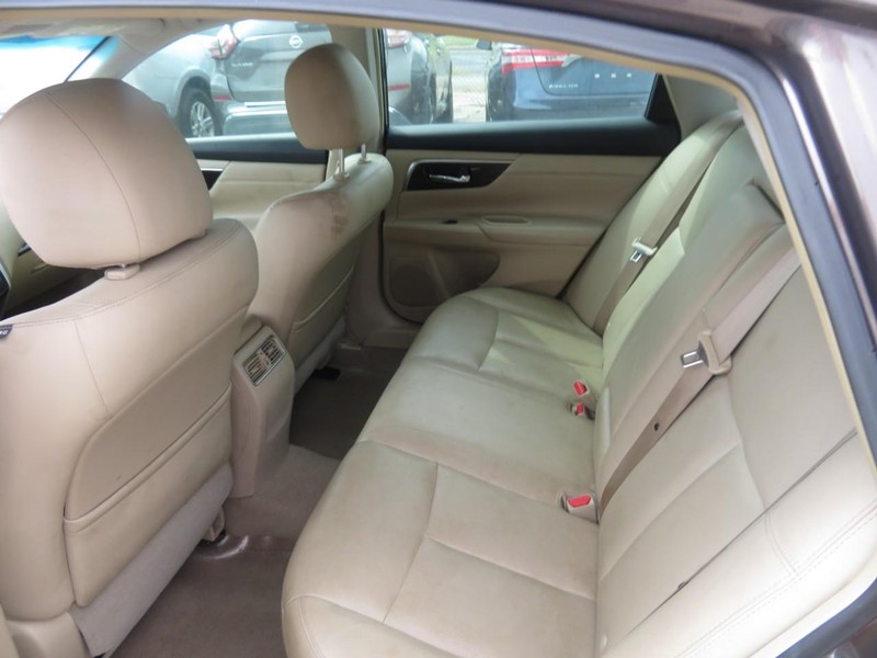 Nissan Altima Vehicle Full-screen Gallery Image 06