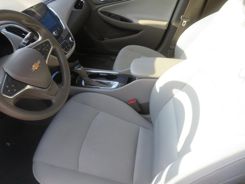 Chevrolet Malibu Vehicle Full-screen Gallery Image 05