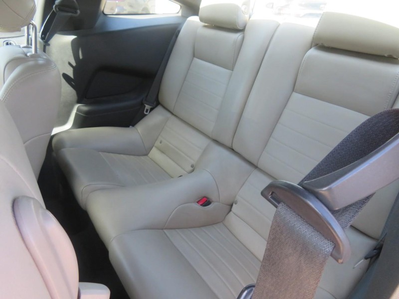 Ford Mustang Vehicle Full-screen Gallery Image 06