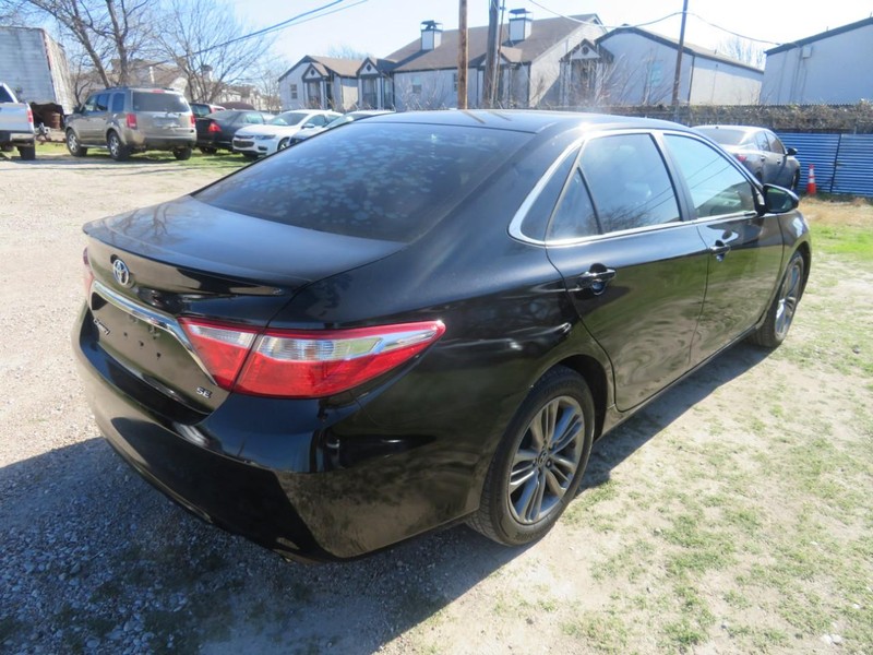 Toyota Camry Vehicle Full-screen Gallery Image 04