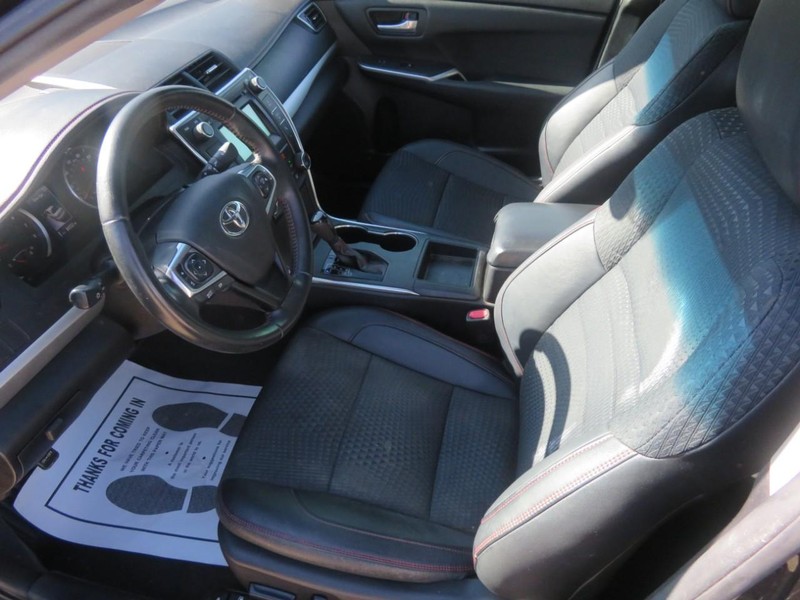 Toyota Camry Vehicle Full-screen Gallery Image 05