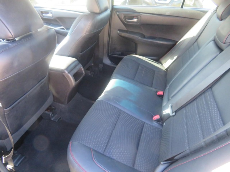 Toyota Camry Vehicle Full-screen Gallery Image 06