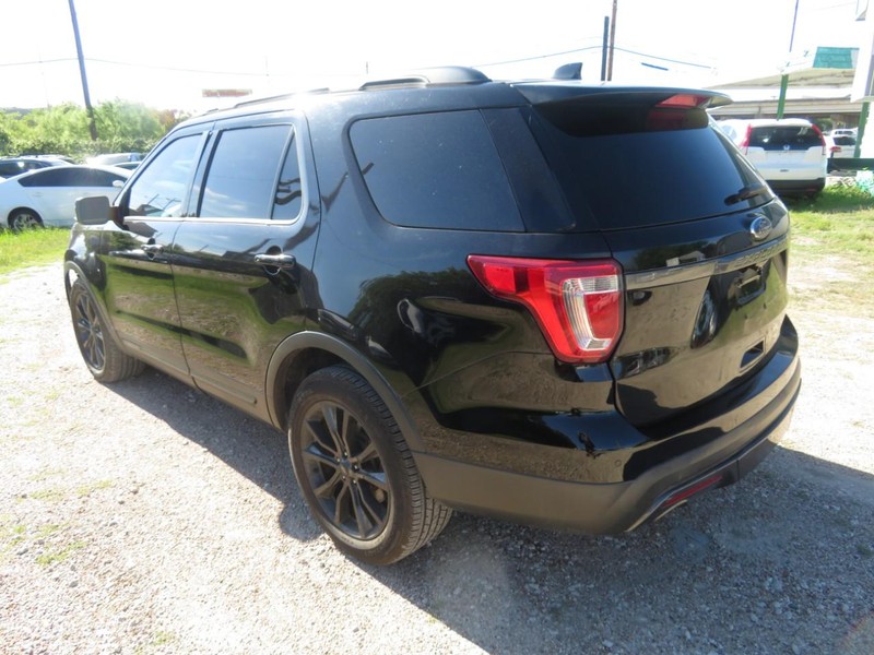 Ford Explorer Vehicle Full-screen Gallery Image 03