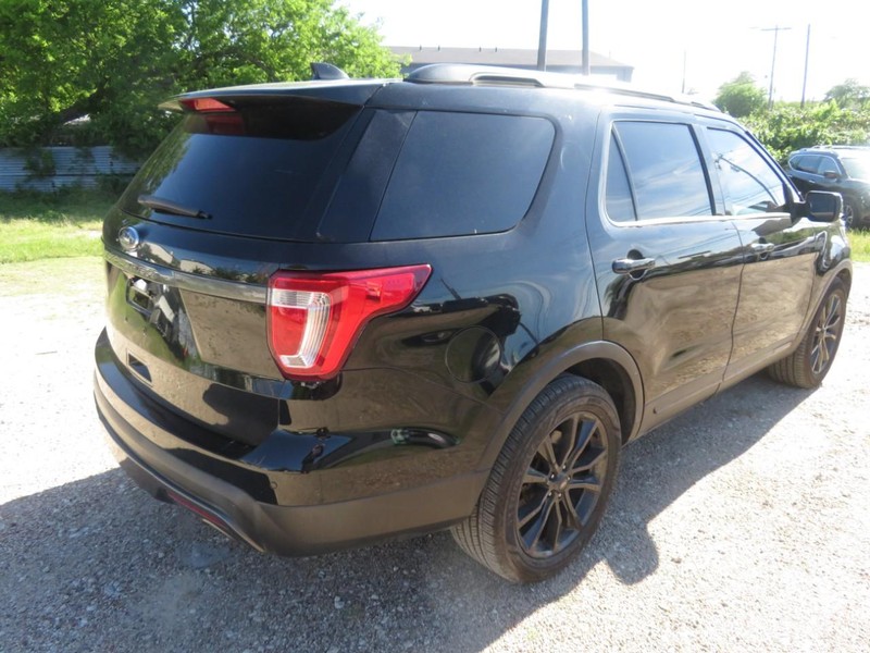 Ford Explorer Vehicle Full-screen Gallery Image 04