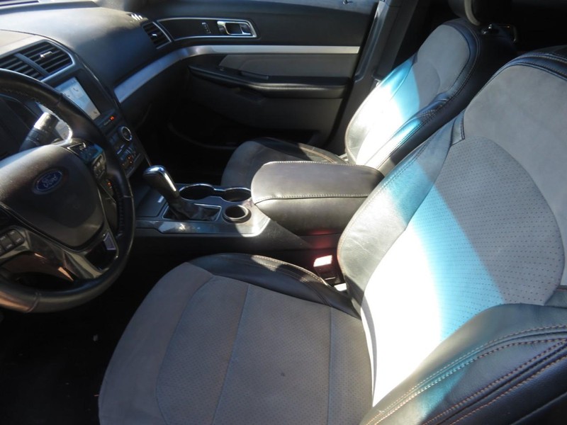 Ford Explorer Vehicle Full-screen Gallery Image 05