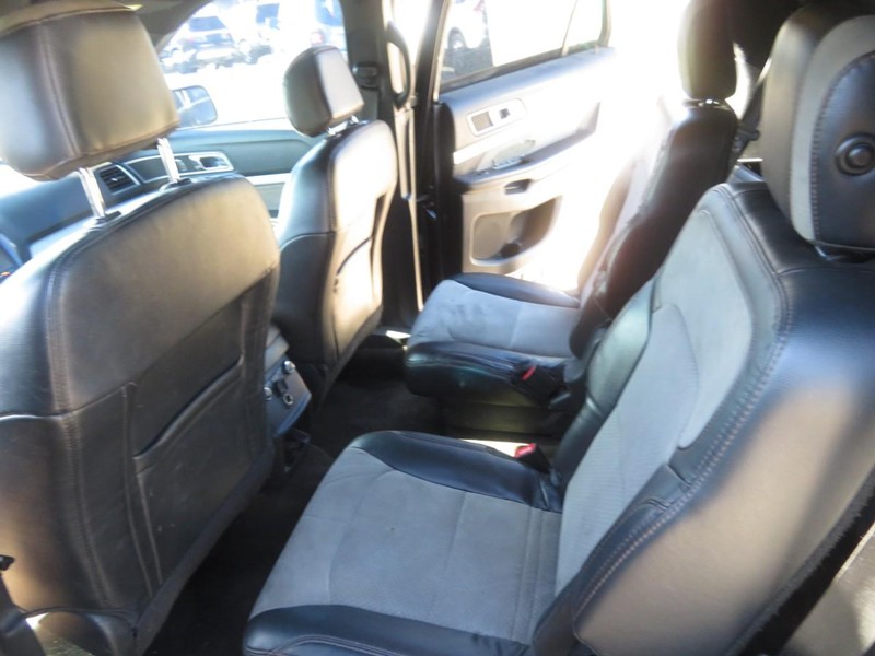 Ford Explorer Vehicle Full-screen Gallery Image 06