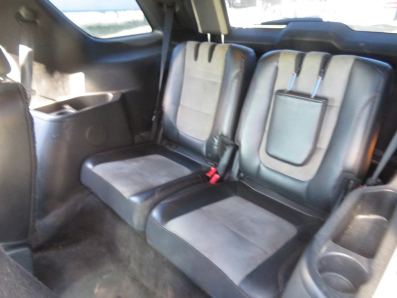 Ford Explorer Vehicle Full-screen Gallery Image 07