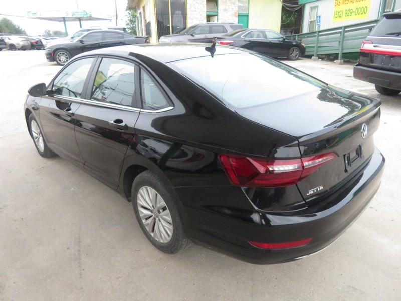 Volkswagen Jetta Vehicle Full-screen Gallery Image 03