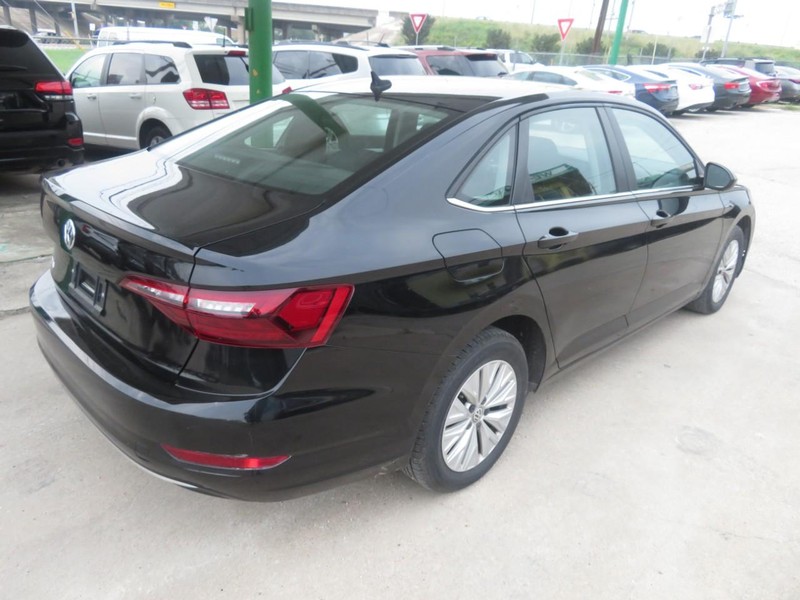 Volkswagen Jetta Vehicle Full-screen Gallery Image 04