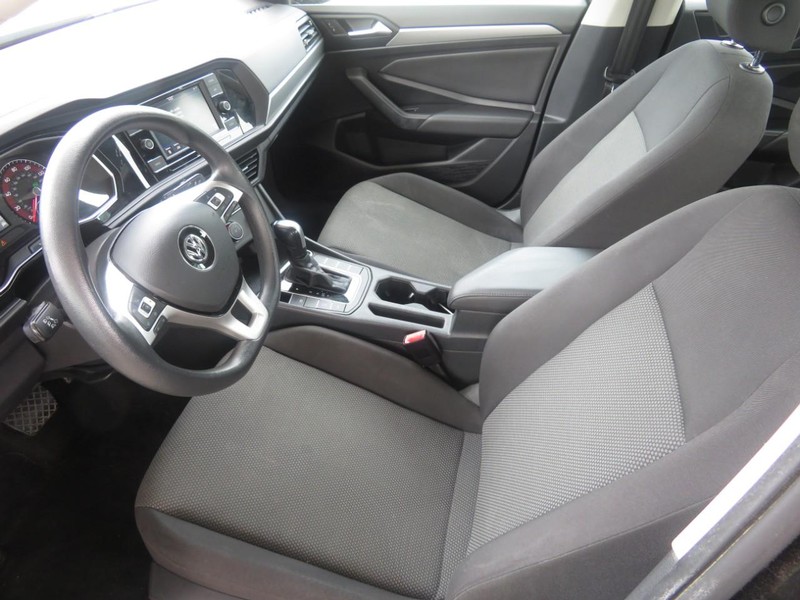 Volkswagen Jetta Vehicle Full-screen Gallery Image 05