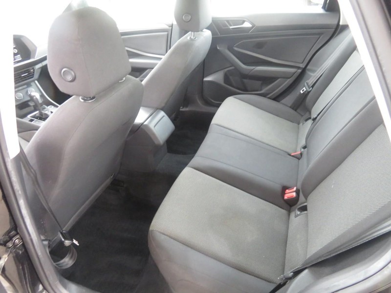 Volkswagen Jetta Vehicle Full-screen Gallery Image 06