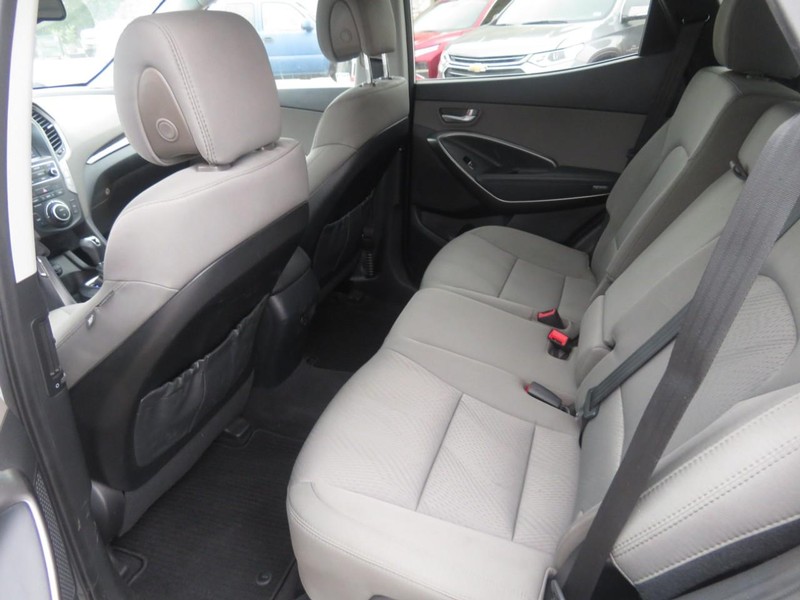 Hyundai Santa Fe Sport Vehicle Full-screen Gallery Image 06