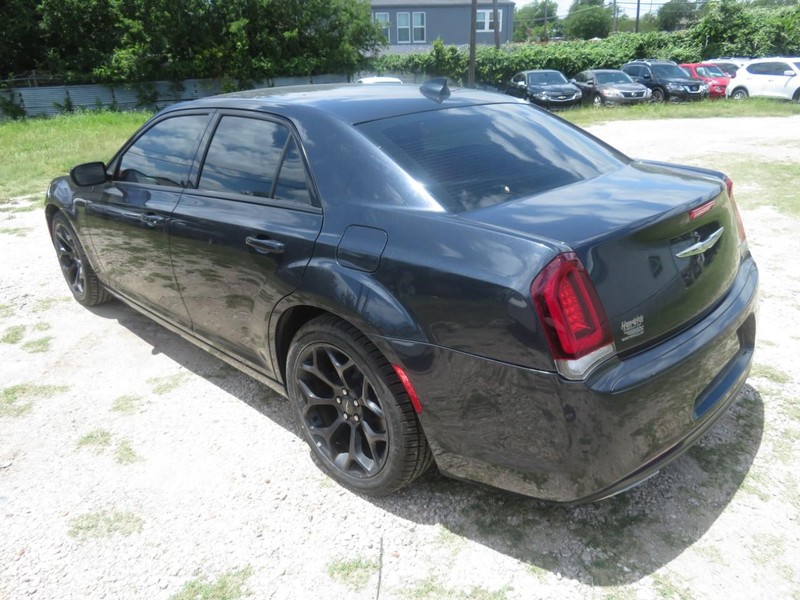 Chrysler 300 Vehicle Full-screen Gallery Image 02