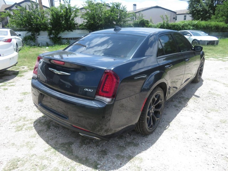 Chrysler 300 Vehicle Full-screen Gallery Image 03