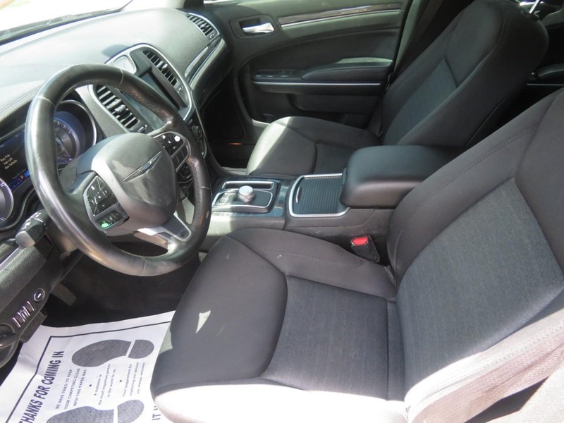 Chrysler 300 Vehicle Full-screen Gallery Image 04