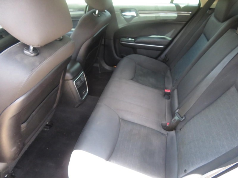 Chrysler 300 Vehicle Full-screen Gallery Image 05
