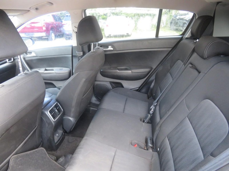 Kia Sportage Vehicle Full-screen Gallery Image 06