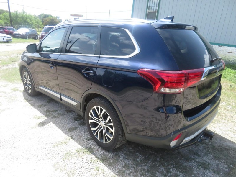 Mitsubishi Outlander Vehicle Full-screen Gallery Image 03