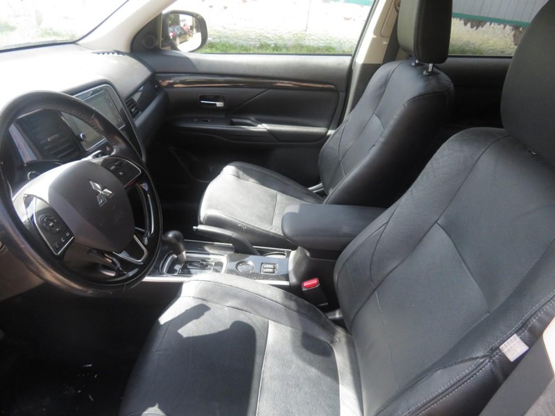 Mitsubishi Outlander Vehicle Full-screen Gallery Image 05