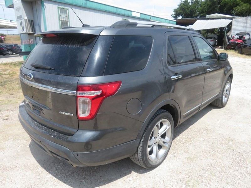 Ford Explorer Vehicle Full-screen Gallery Image 04