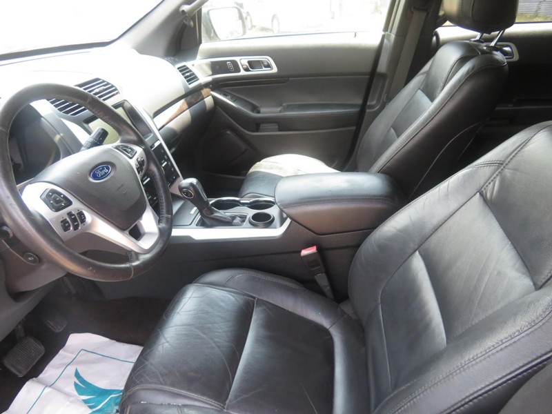 Ford Explorer Vehicle Full-screen Gallery Image 05