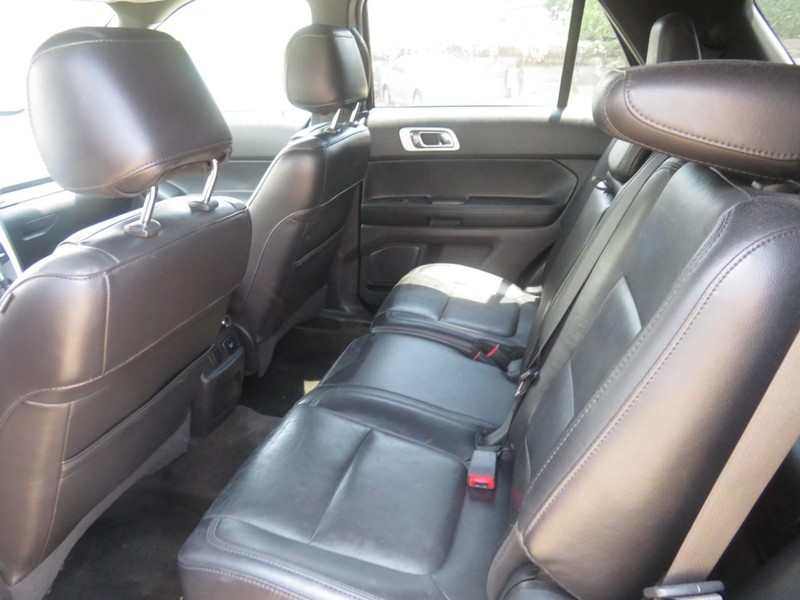 Ford Explorer Vehicle Full-screen Gallery Image 06