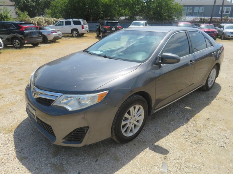 Toyota Camry Vehicle Full-screen Gallery Image 02