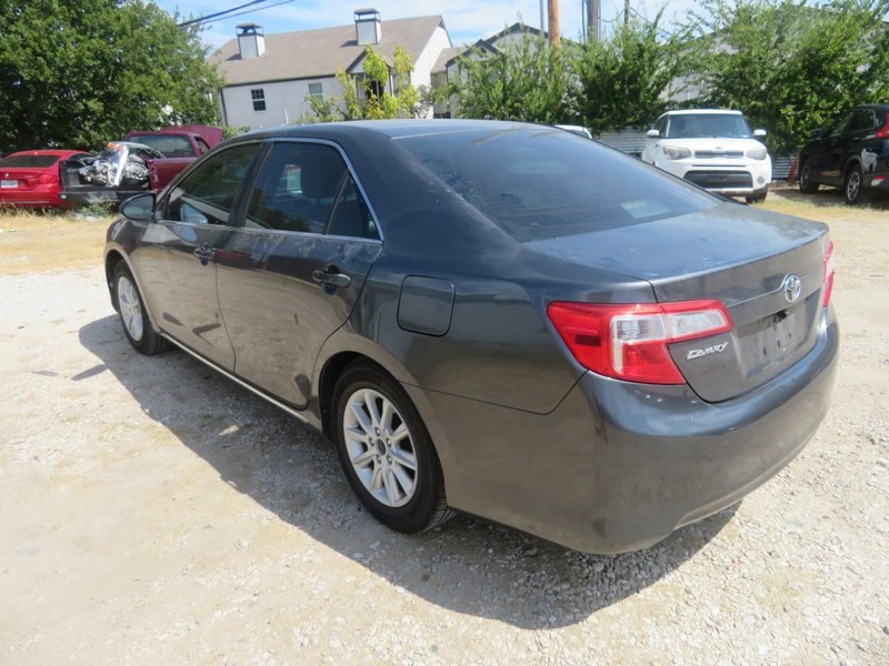 Toyota Camry Vehicle Full-screen Gallery Image 03