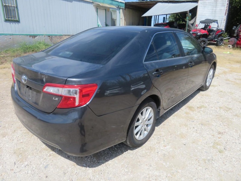 Toyota Camry Vehicle Full-screen Gallery Image 04