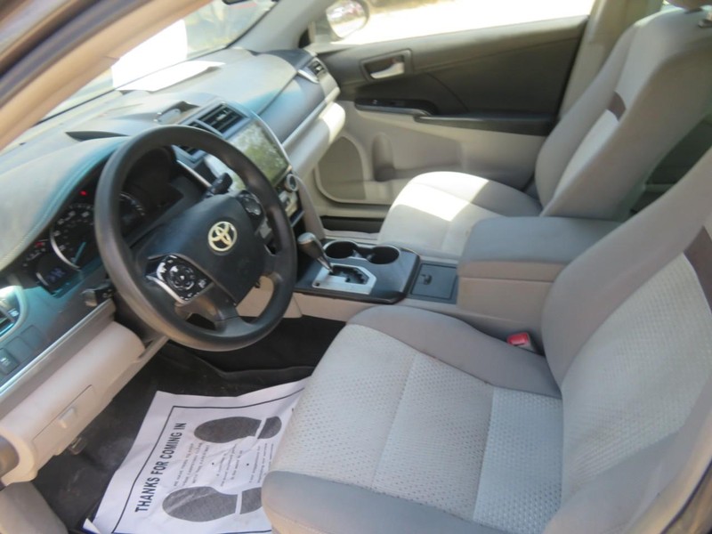 Toyota Camry Vehicle Full-screen Gallery Image 05