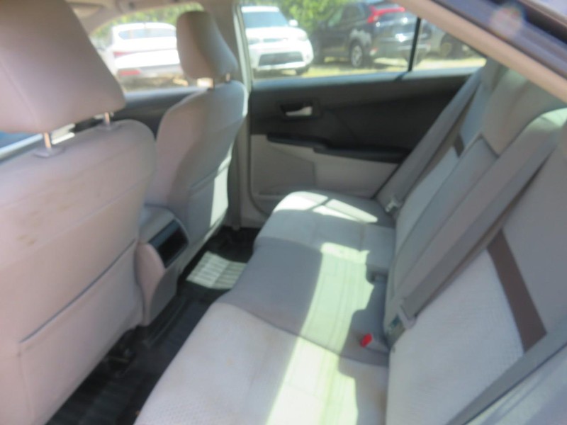 Toyota Camry Vehicle Full-screen Gallery Image 06