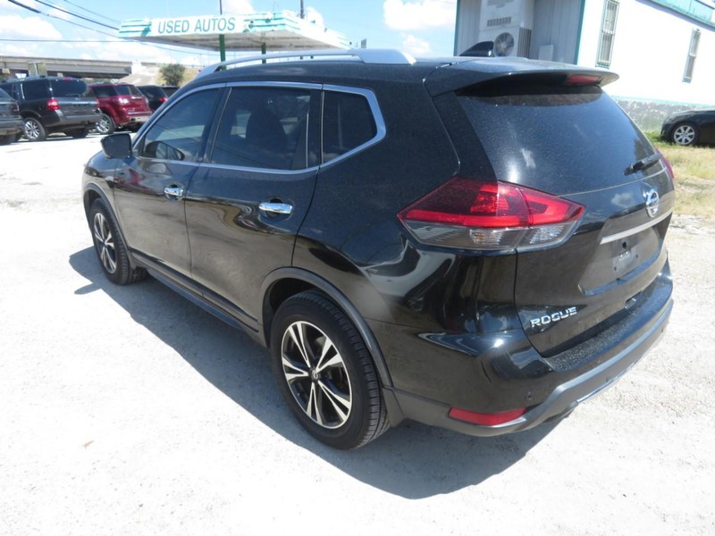 Nissan Rogue Vehicle Full-screen Gallery Image 03