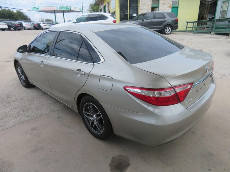 Toyota Camry Vehicle Full-screen Gallery Image 03