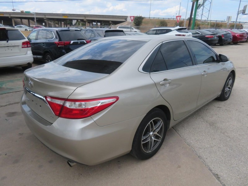 Toyota Camry Vehicle Full-screen Gallery Image 04