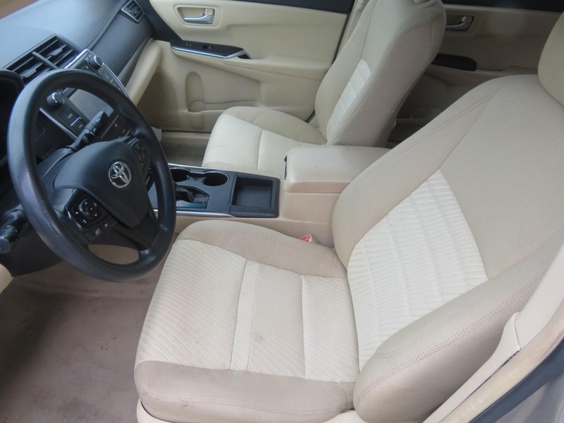 Toyota Camry Vehicle Full-screen Gallery Image 05