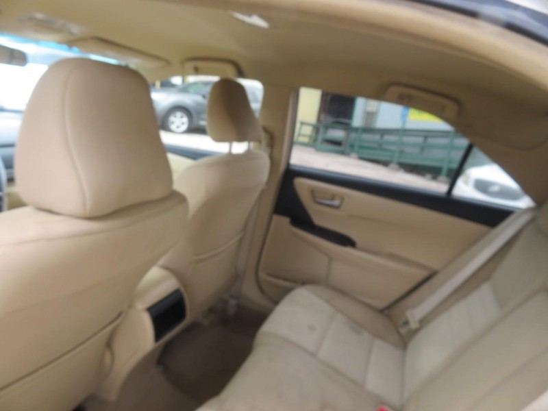 Toyota Camry Vehicle Full-screen Gallery Image 06