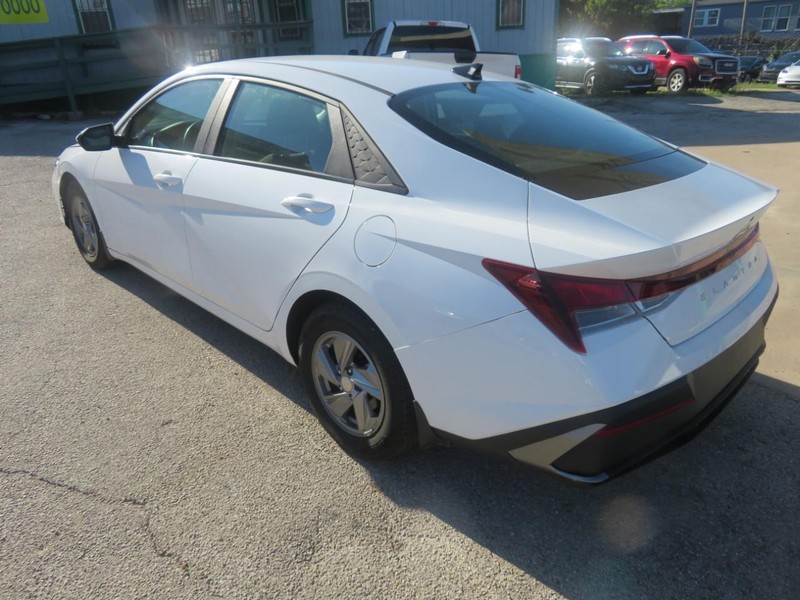 Hyundai Elantra Vehicle Full-screen Gallery Image 03