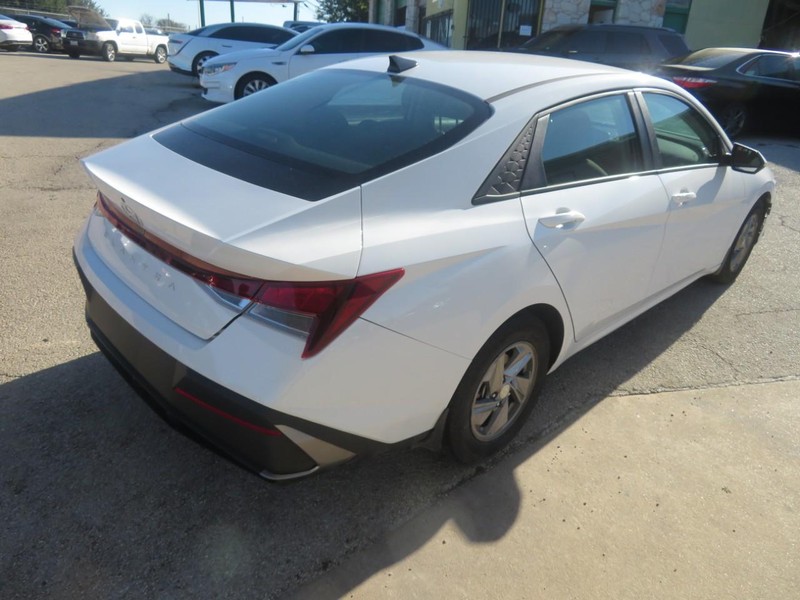 Hyundai Elantra Vehicle Full-screen Gallery Image 04