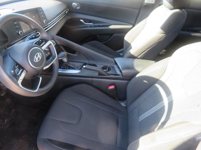 Hyundai Elantra Vehicle Full-screen Gallery Image 05