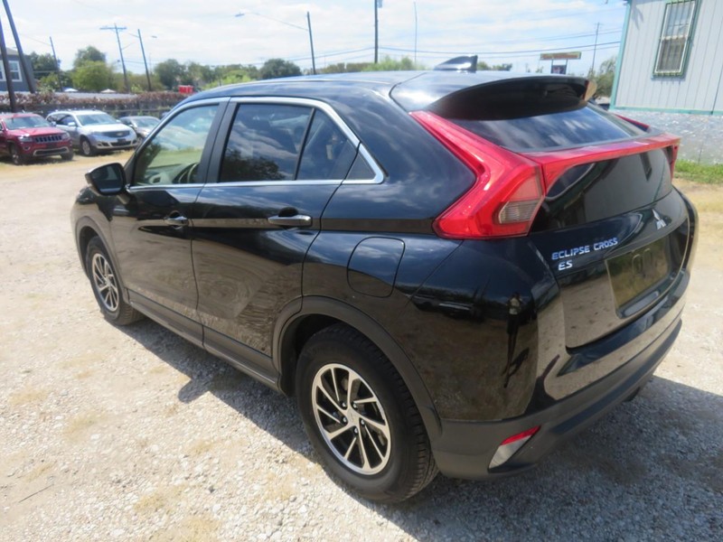 Mitsubishi Eclipse Cross Vehicle Full-screen Gallery Image 03