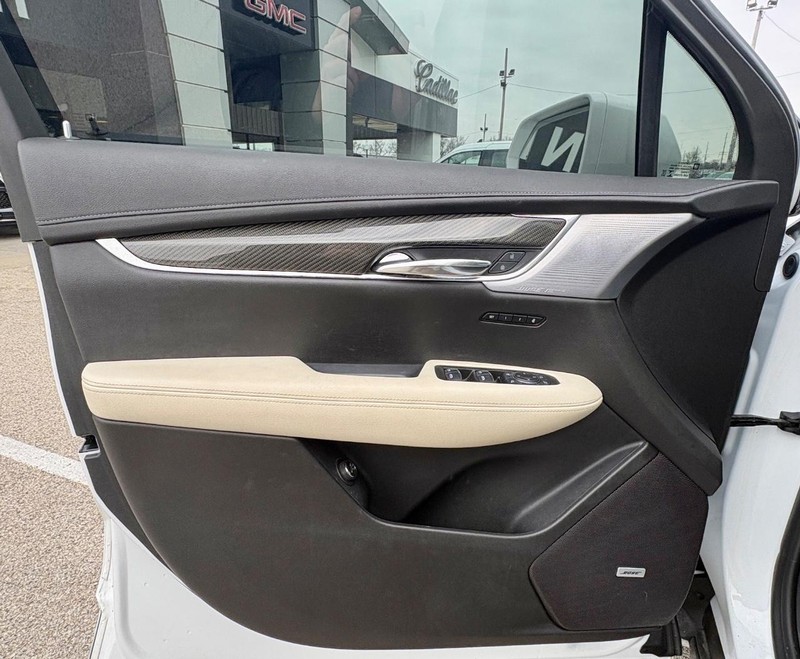 Cadillac XT6 Vehicle Full-screen Gallery Image 18