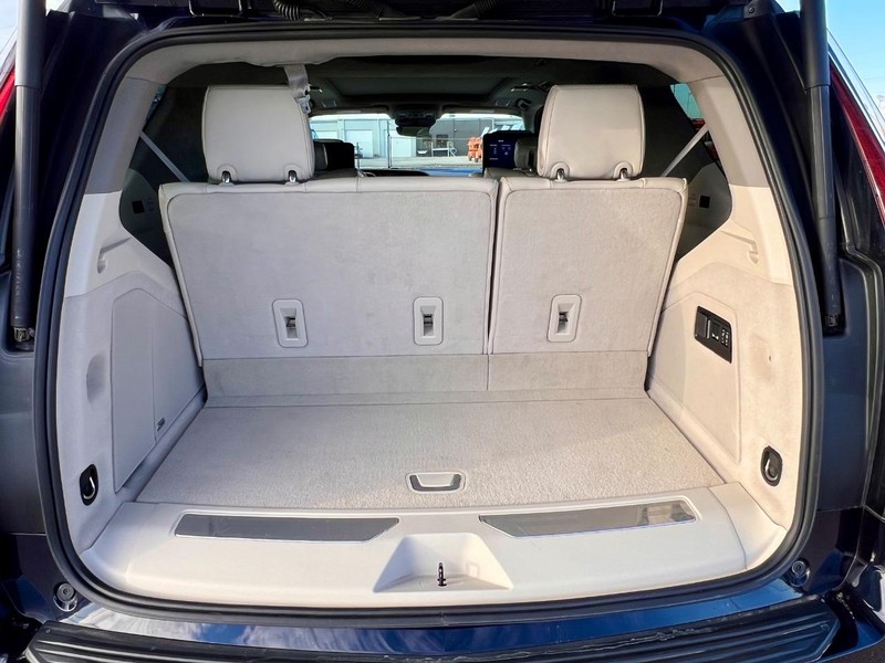 Cadillac Escalade Vehicle Full-screen Gallery Image 06