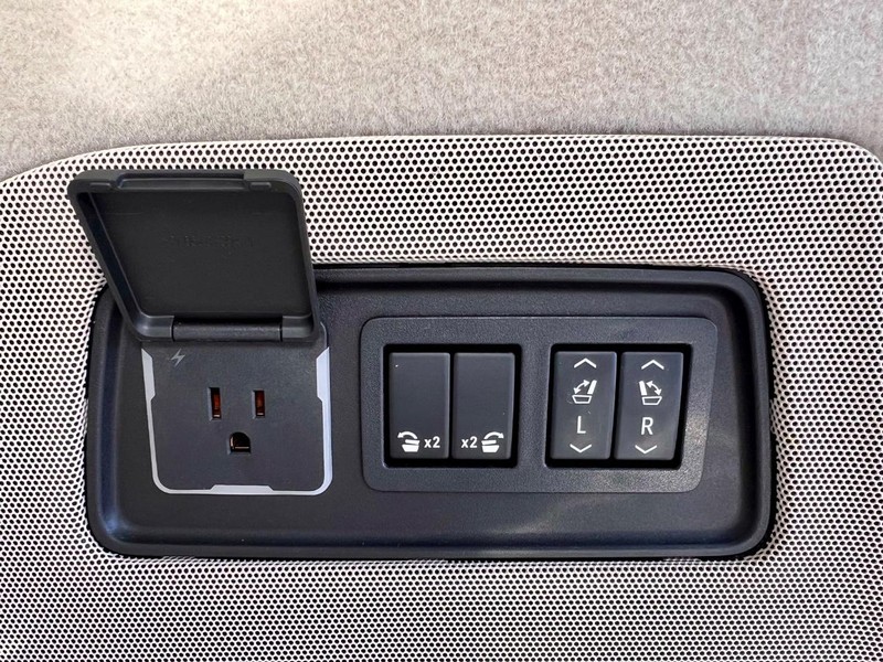 Cadillac Escalade Vehicle Full-screen Gallery Image 07