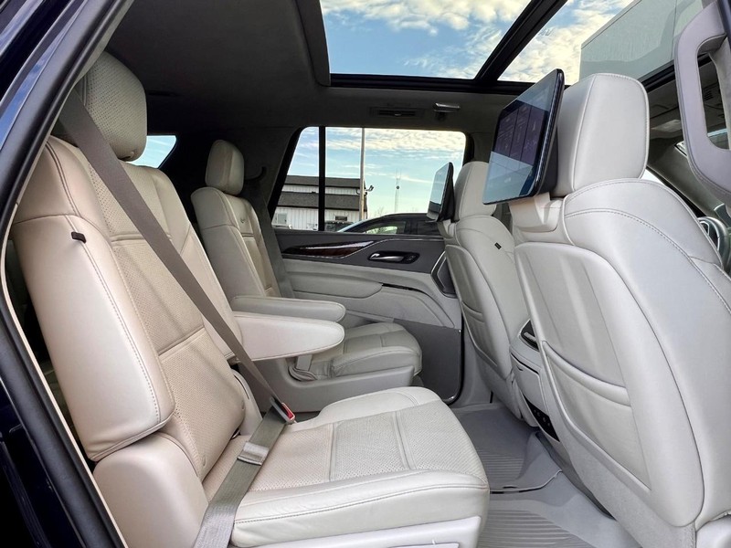 Cadillac Escalade Vehicle Full-screen Gallery Image 13