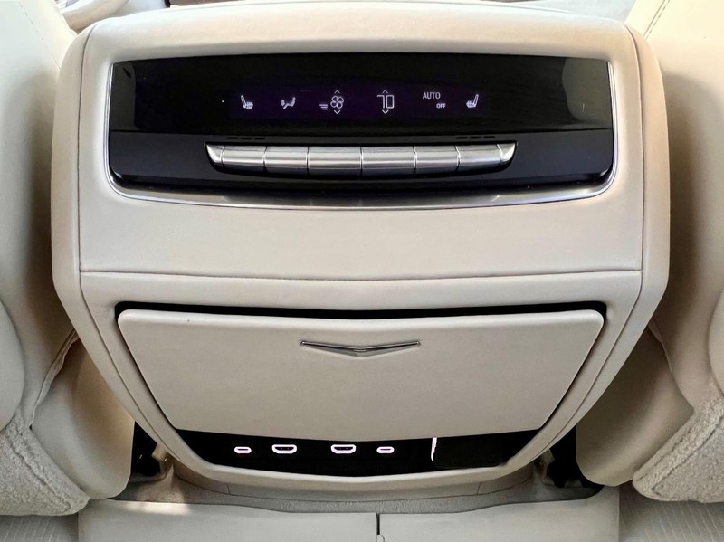 Cadillac Escalade Vehicle Full-screen Gallery Image 15