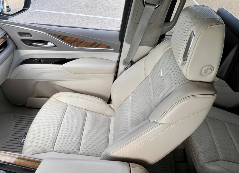 Cadillac Escalade Vehicle Full-screen Gallery Image 17