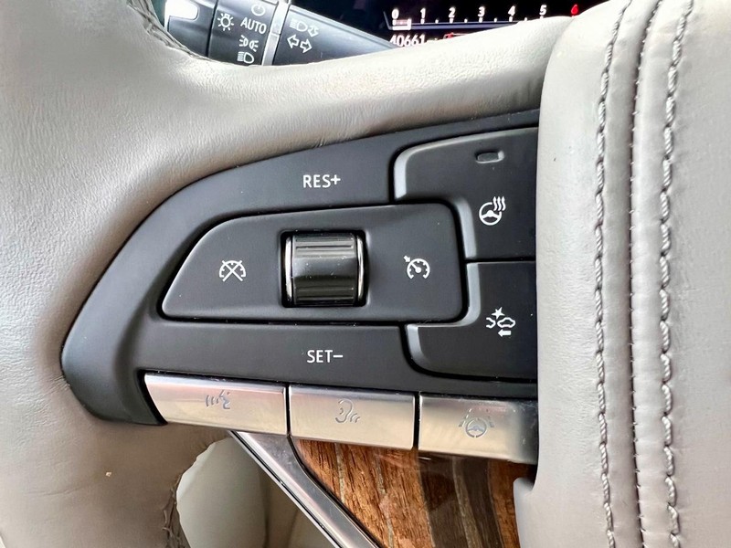 Cadillac Escalade Vehicle Full-screen Gallery Image 19