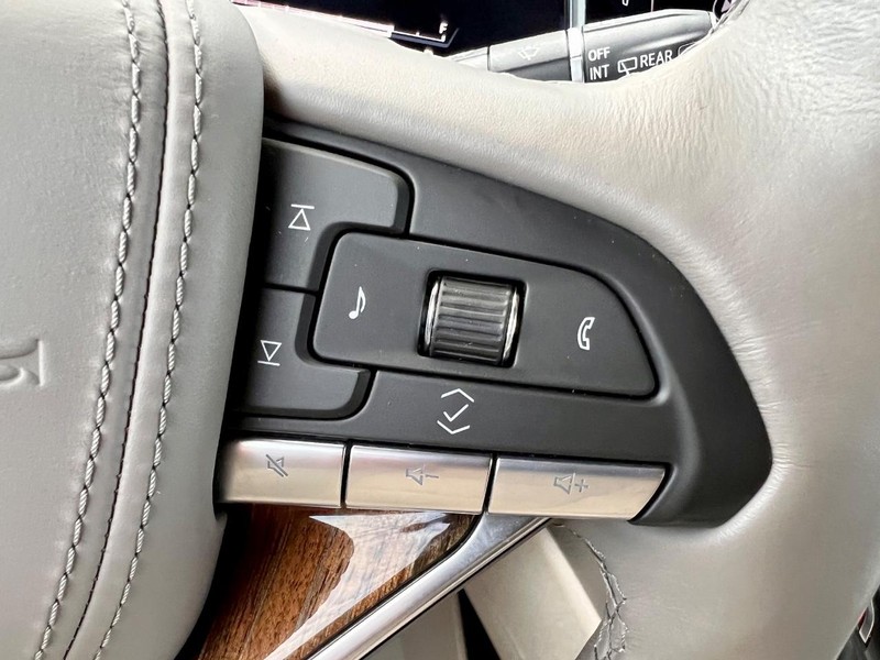 Cadillac Escalade Vehicle Full-screen Gallery Image 20