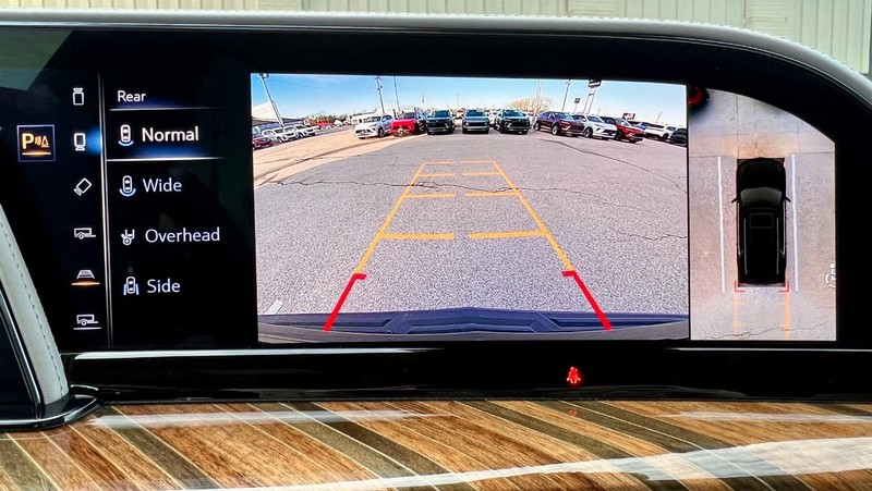 Cadillac Escalade Vehicle Full-screen Gallery Image 24